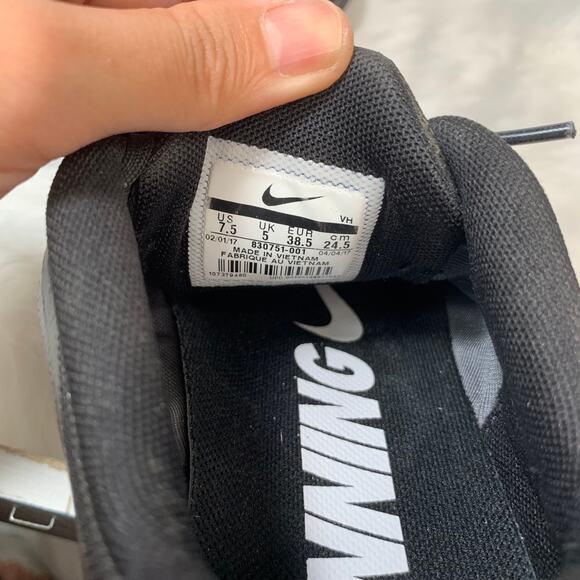Nike Women's Running Shoes Size 7.5 - Picture 2 of 9